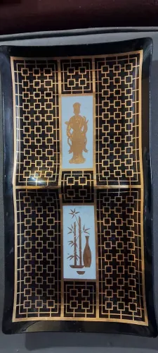 Travessa retangular oriental anos 70 em vidro negro decorada com treliças e figura