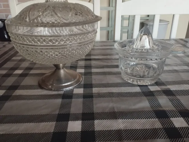 Compoteira junto com espremedor de frutas antigo 