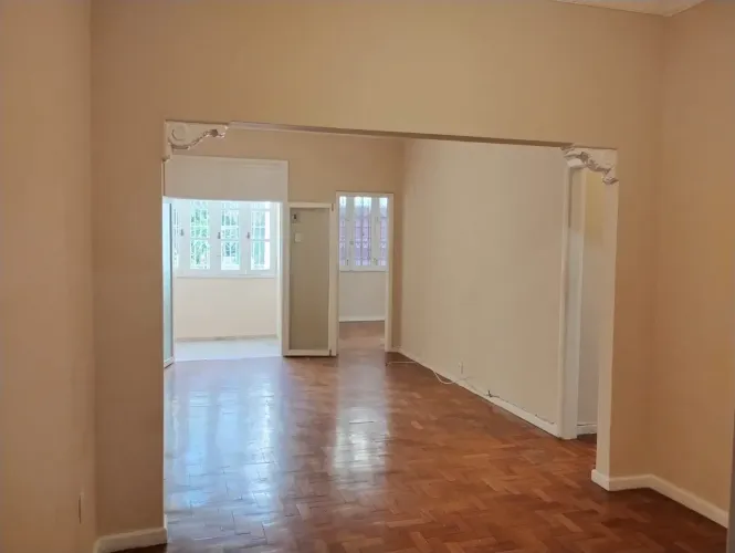 Sala, 3 quartos, 1 suíte, banheiro, cozinha com área e dependência completa.