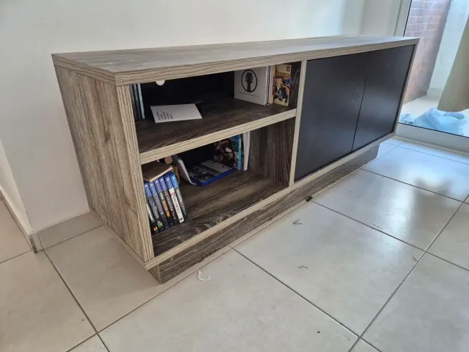 Rack de TV baixo em madeira