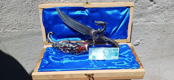 Adaga Dragão Vermelho em aço 45 cm, + Caixa em madeira com tranca, e forro em Tecido azul.