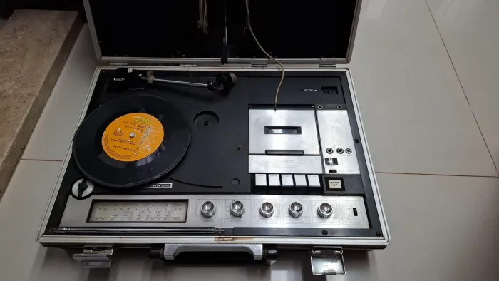 Toca Discos Maleta (ler o anúncio)