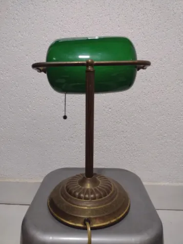 Luminária Banker / Abajur de Mesa Clássico | Base em Latão e Cúpula de Vidro Verde