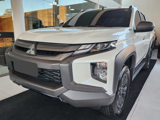 Mitsubishi L200 Trit. S.out. GLS 2.4 CD Diesel Aut. 2025