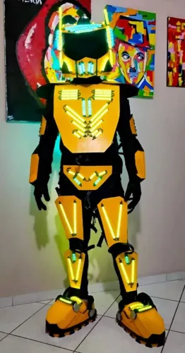 Robô de Led tamanho humano, amarelo, lindão!
