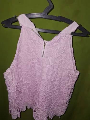 Regata rosa con detalhes de crochê