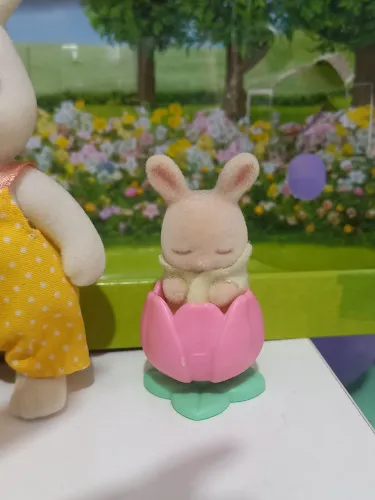 Coelho secreto da blind bag Amigos Florais Sylvanian Families