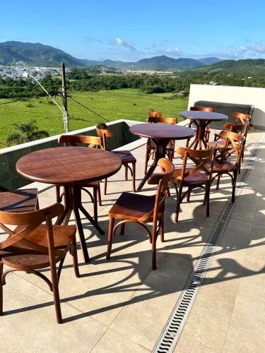 Conjunto Mesas e Cadeiras em Madeira