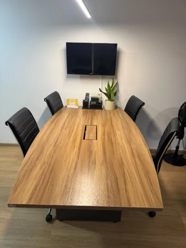 Mesa de reunião  acomoda até 6 pessoas com entrada para tomada