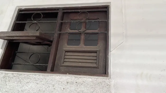 Vendo 2 janelas de madeira IPÊ, com detalhes de vidros mais Balancim