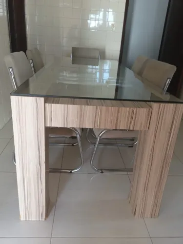 Mesa com 6 cadeiras