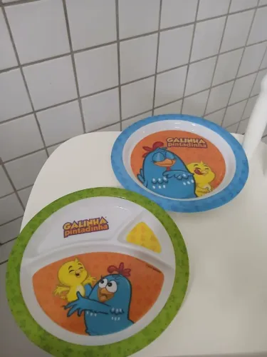 Diversos pratos infantis 