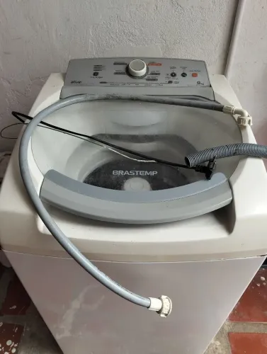 Máquina de lavar roupa Brastemp 9 kg,em bom estado.