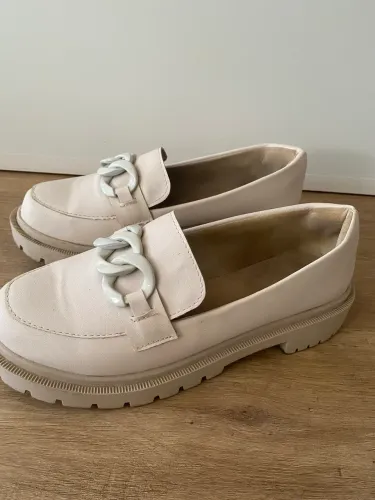 Sapato Mocassim feminino cor off número 38