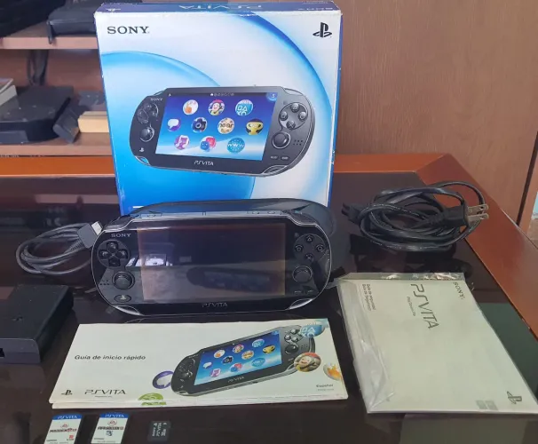 PS vita na caixa e com jogos.