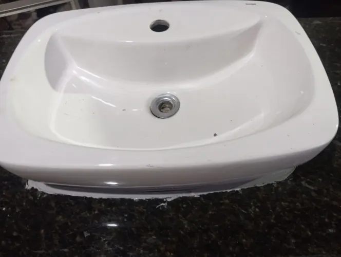 Vendo uma pia de banheiro de mármore 