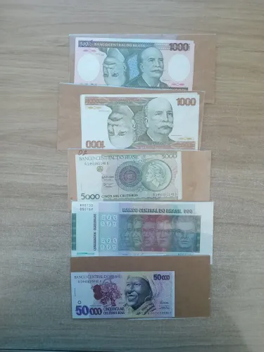 Cedulas e moedas antigas