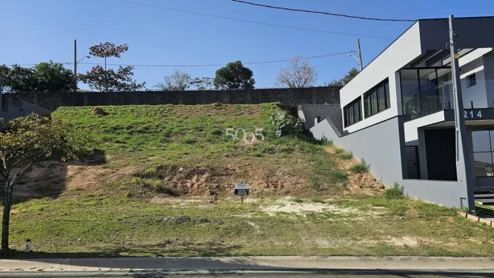 Terreno à venda no Condomínio Lagos D' Icarai com 344m² de terreno, em aclive