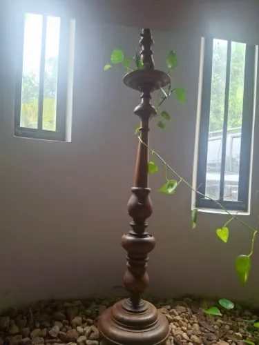 Candeeiro de pé (ou candeeiro de chão) torneado em madeira nobre, imbuia.