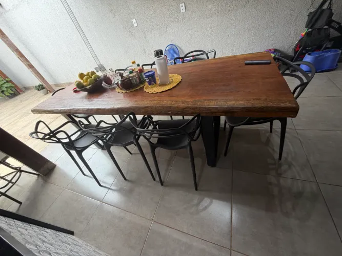 Mesa de madeira estilo industrial
