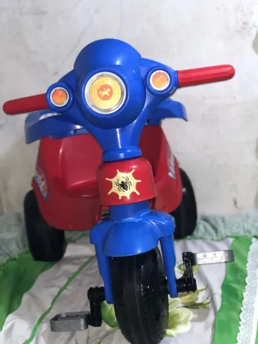 Carrinho passeio acompanha cabo de empurrar e apoio dos pés