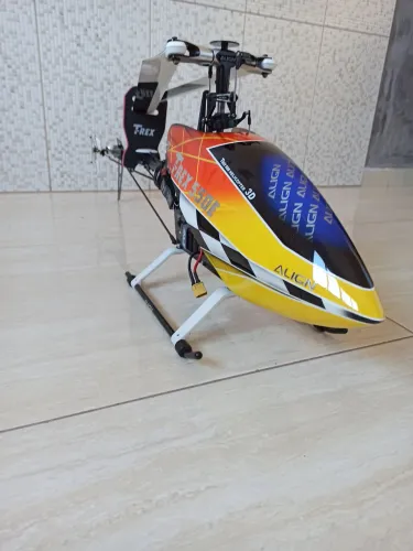 T-Rex 550 com GPS NAZA-H super novo sem detalhes voando perfeitamente