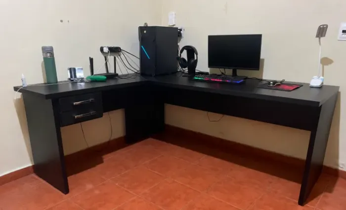 Mesa de escritório nova e grande