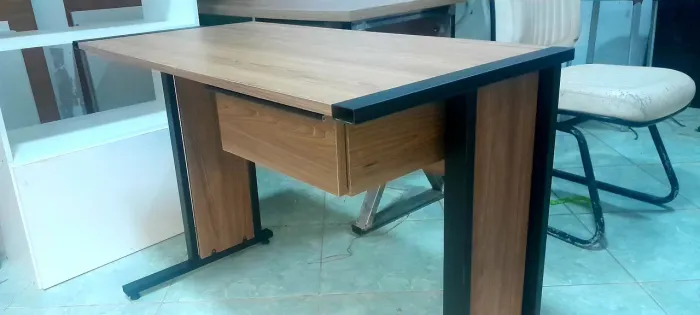 Mesa escritório, home office ou estudo. Com gaveta.