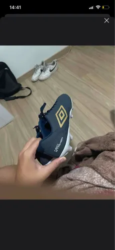 Chuteira da umbro 43 usada 