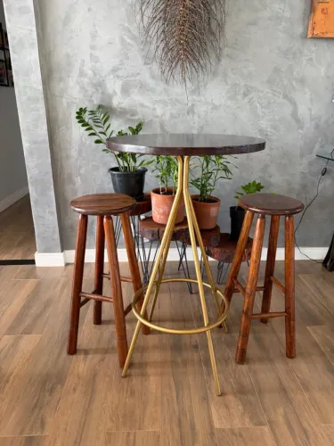 Mesa estilo bistro e 2 banquetas - Lindo conjunto
