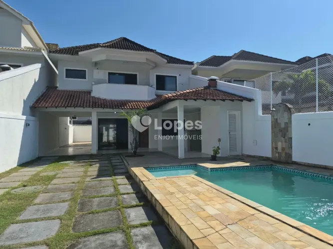 Lopes Enjoy Vende Casa em Condomínio com 4 quartos, sendo 2 suítes, e 267m2 no Recreio.