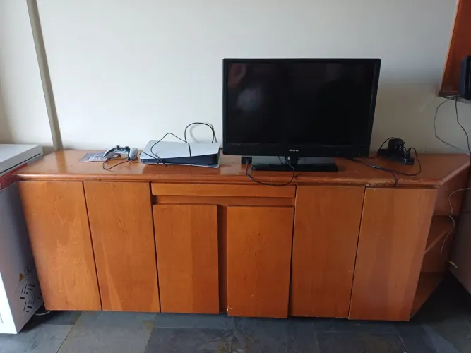 Buffet de madeira massiça