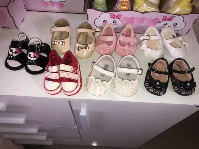 Vendo sapatinhos de bebê menina