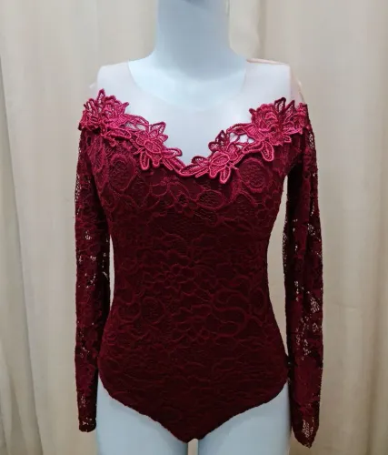 BODY VINHO TODO RENDADO NOVO SEM USO PEÇA DE REQUINTE TEM BOJO NOS SEIOS MUITO ELEGANTE 