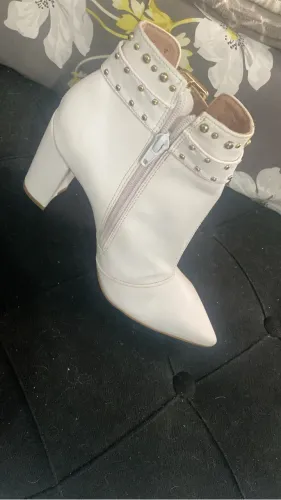 Vendo bota branca em couro