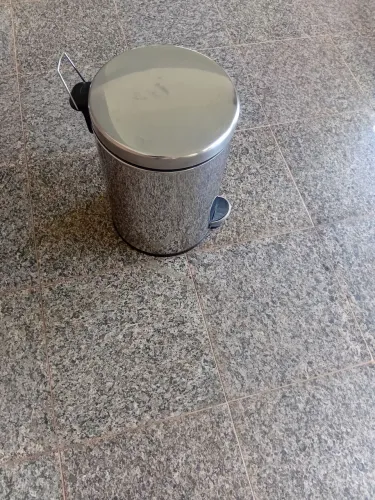 Vendo esta lixeira inox 12 litros. 