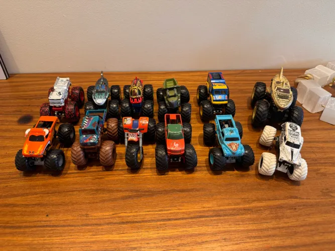 Lote Hot Wheels Monster Trucks - 12 unidades