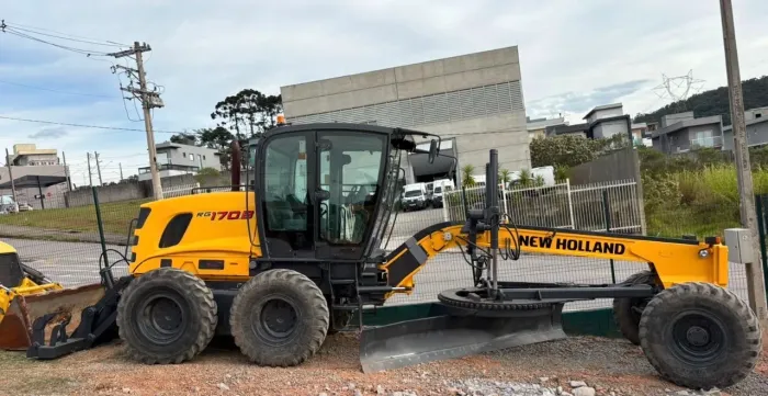 Motoniveladora New Holland RG170 B ano 2013, com 9.880 horas, em SP