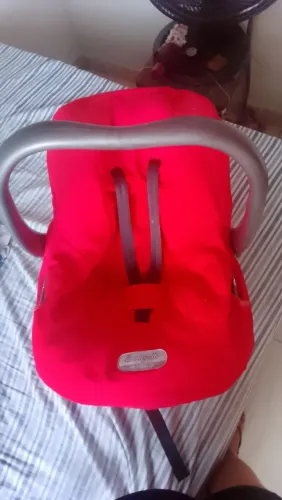 Carrinho de bebê e bebê conforto