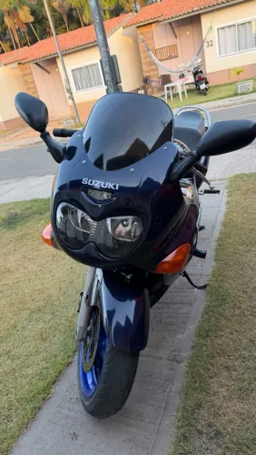 Vende-se Suzuki GSXF 750 