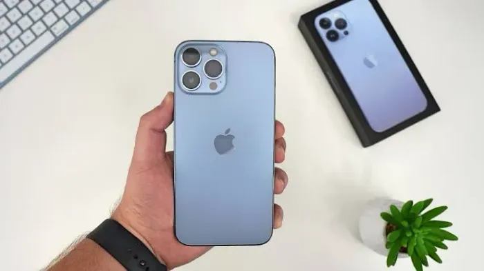 iPhone 13 Pro Max de 128GB na cor Azul Sierra