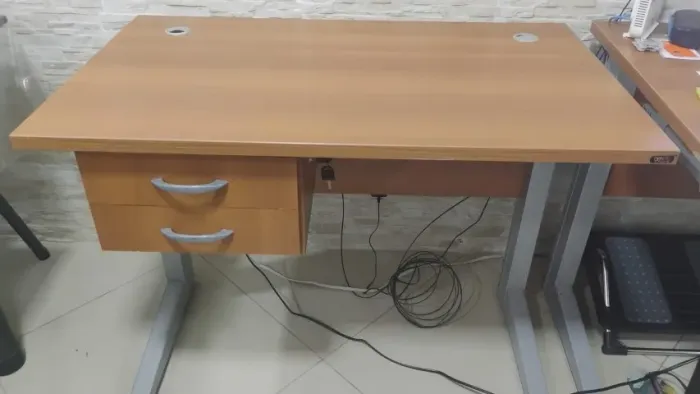1 Mesa de Escritório 100cm x 60cm Pé Metálico Com 2 Gavetas