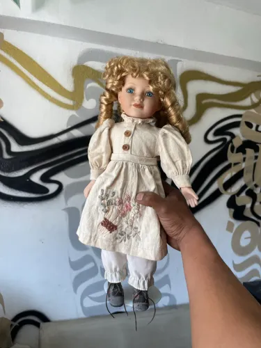 boneca de porcelana vintage apresenta cabelos loiros cacheados