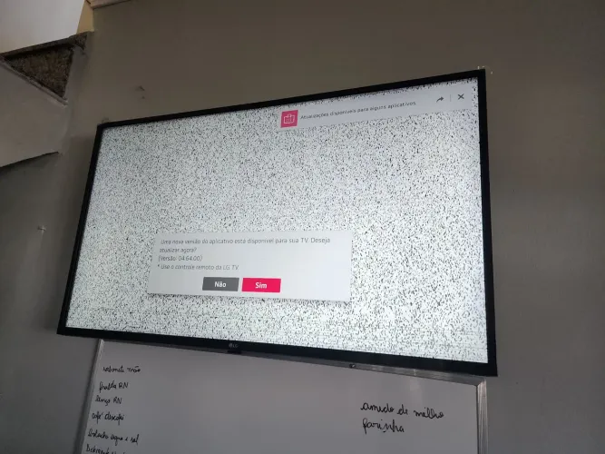Eletrodomesticos: TV e ar condicionado (ambos com defeito)