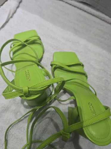 Sandália Arezzo verde lima