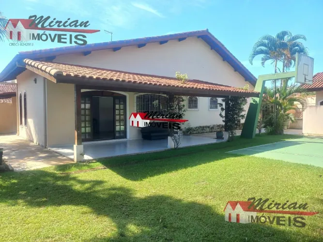Casa a venda em Peruibe 03 Lotes, 06 Dormitórios, Espaço Gourmet, Piscina, 180 metros da P