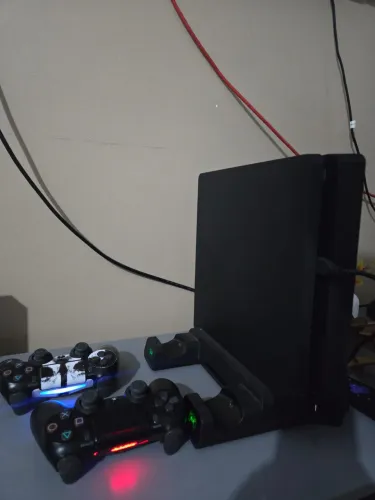 PlayStation 4 (PS4) com 2 Controles + Base Refrigeradora e jogos 