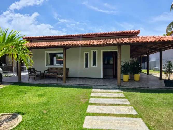 Casa em condomínio com 4/4, piscina- Guarajuba- Bahia.