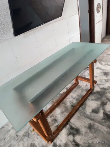 Mesa de jantar Vidro Fosco temperado e Madeira Maciça - Impecável(parcelado no cartaol