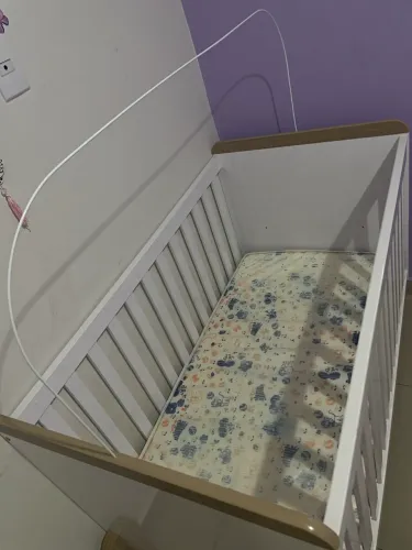 Berço com 3 alturas + colchão impermeável e suporte de véu